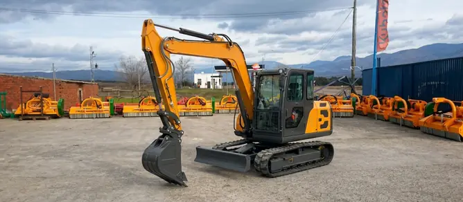 Nave con mini excavadoras Bauer en exposición